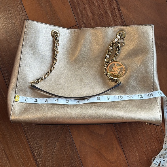 Gold handbag in never used. - Picture 6 of 7